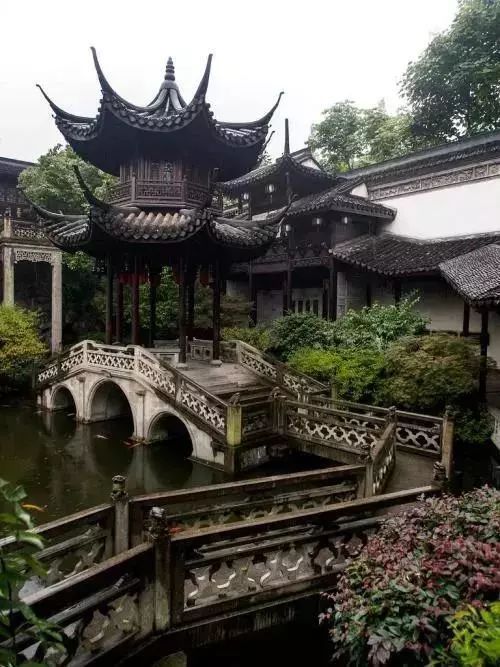 百科 建设工程百科 楼阁台榭  舫是仿照船型而造的一种建筑,大多三