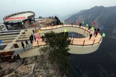 重庆建成世界第一悬挑玻璃景观廊桥 离地718米