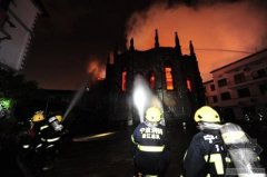 宁波百年教堂昨天突发大火 地标性建筑一夜尽毁