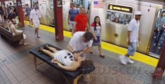 纽约地铁站现“桑拿浴室” 乘客脱衫享受
