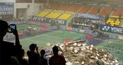 惊吓！越南羽毛球公开赛现场 体育馆房顶突然坍塌