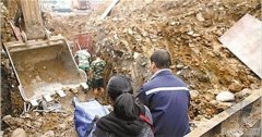 [重庆]工地塌方父亲被埋 女儿苦守为父加油打气