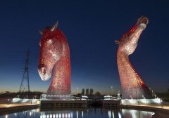 世界最大马形雕塑“马头水鬼”挂满红灯震撼亮相苏格兰