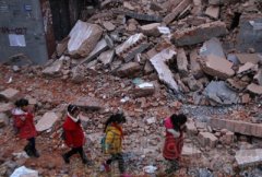 [郑州]城中村拆迁堵路 小学生爬废墟上学