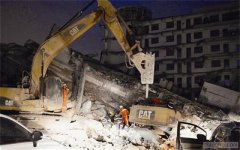 工地挖掘机挖倒承重柱 致楼房坍塌驾驶员丧命