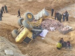 [郑州]工地铲车在半坡突然溜车侧翻一男子被压身亡