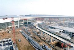 郑州机场T2航站楼装金属面巨大玻璃幕墙