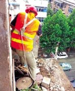 又一阳台坠落：风雨中六楼阳台坠落砸坏路灯