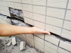 手掌轻易伸进墙根裂缝 住建委称不是结构安全问题