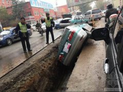 济南：管道施工无警示 四辆轿车开进深沟