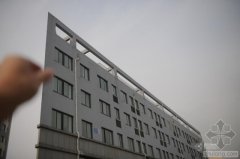济南一高楼酷似“纸片楼” 网友误以为只建了一面墙