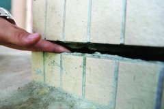 楼房外墙长几米长裂缝 房管所初步验查结果不影响居住