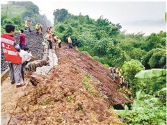 成渝铁路路基开裂下沉，紧急抢修进行中