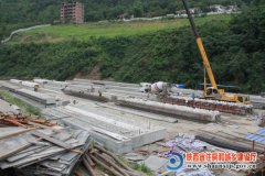 [陕西]岚皋县黄家河坝岚河大桥铺设桥面 工程建设进展顺利