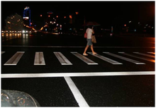 图16 人行道上热熔斑马线雨夜标线带